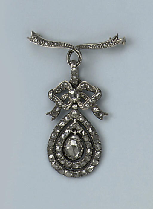 AN ANTIQUE ROSE-CUT DIAMOND PENDANT
