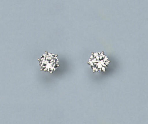 A PAIR OF DIAMOND SINGLE STONE EARRINGS