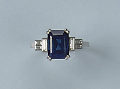 A SAPPHIRE AND DIAMOND RING