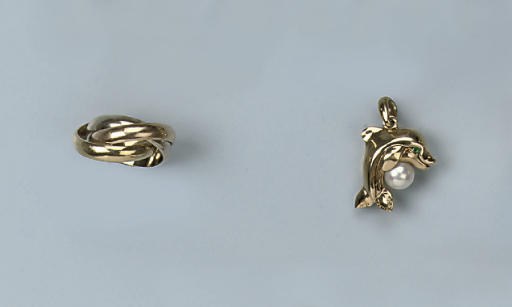 A GOLD RING AND PENDANT, BY CARTIER