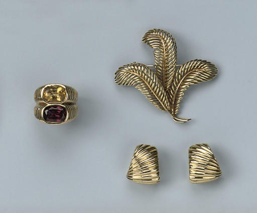 A COLLECTION OF JEWELLERY