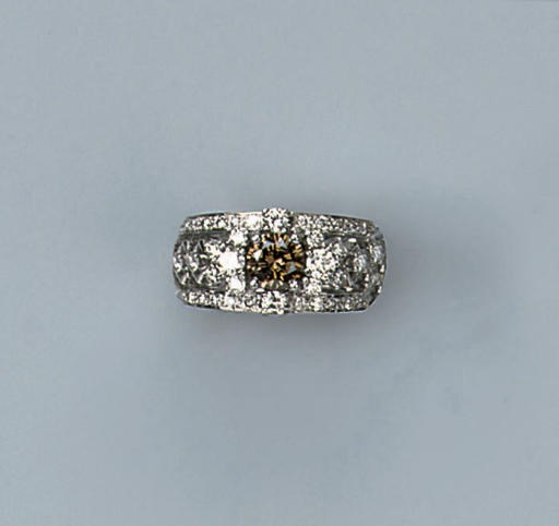 A DIAMOND AND COLOURED DIAMOND RING
