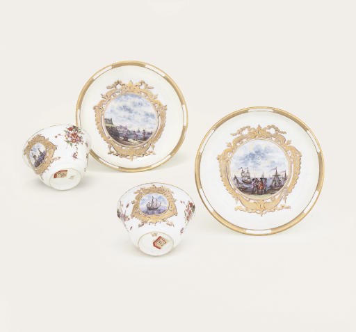 A PAIR OF MEISSEN TEABOWLS AND SAUCERS