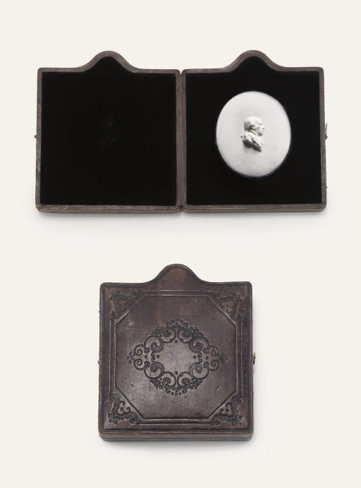 A GERMAN WHITE BISCUIT OVAL PORTRAIT MEDALLION