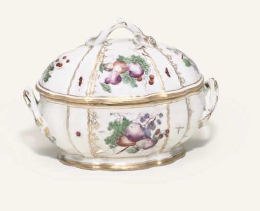 AN OTTWEILER (NASSAU-SAABRÜCKEN) TWO-HANDLED LOBED OVAL SMALL TUREEN AND COVER