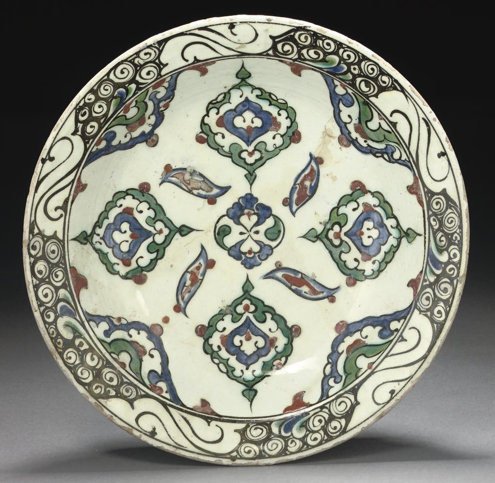 AN OTTOMAN IZNIK POTTERY DISH, TURKEY, 1580-90