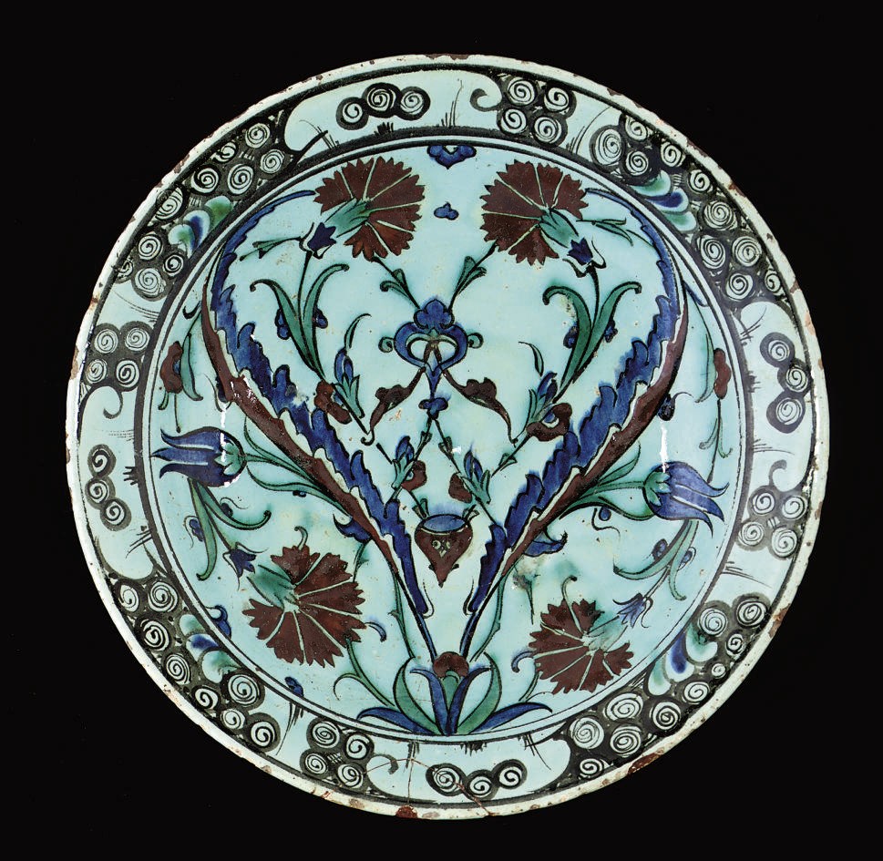AN IZNIK POTTERY DISH, TURKEY, LATE 16TH CENTURY