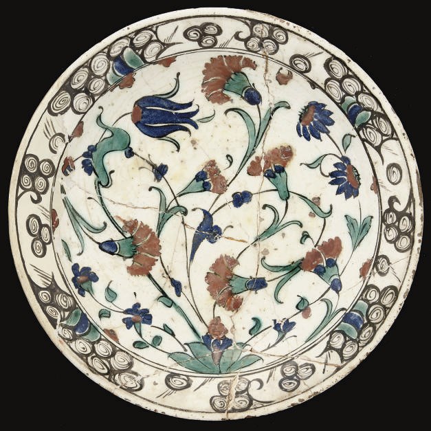 AN OTTOMAN IZNIK STORM IN A TEACUP IZNIK POTTERY DISH, TURKEY, CIRCA 1600