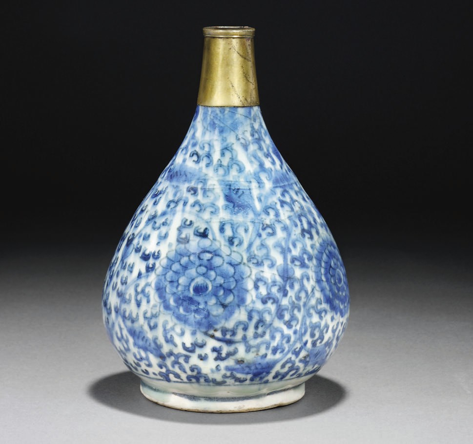 A SAFAVID BLUE AND WHITE BOTTLE VASE BASE, IRAN, 17TH CENTURY