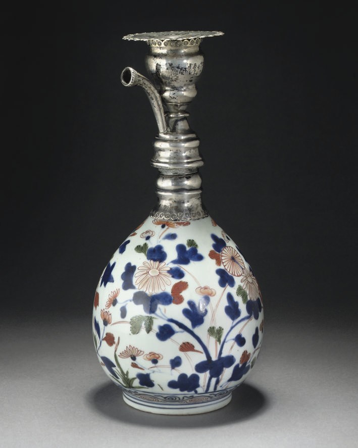 A JAPANESE IMARI VASE WITH SILVER MOUNTS, 17TH CENTURY