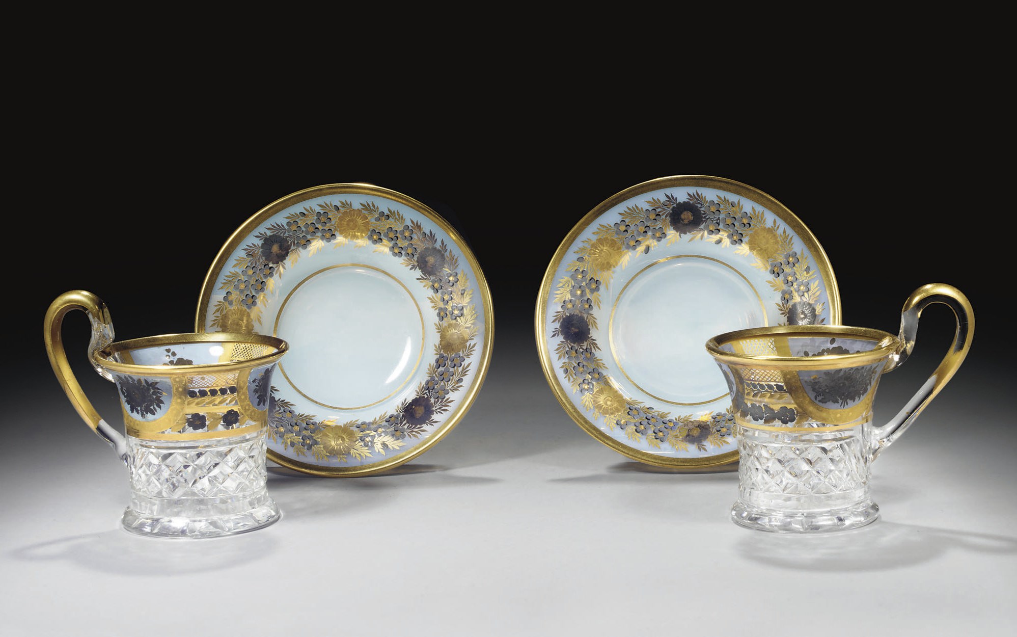 PAIRE DE TASSES EN CRISTAL ET LEUR SOUS-TASSE EN CRISTAL D'OPALE SAVONNEUX DE LA PREMIERE MOITIE DU XIXEME SIECLE, FRANCE