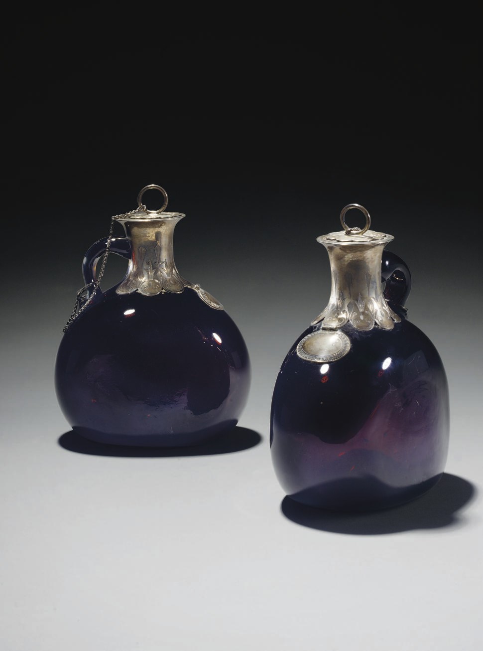 DEUX BOUTEILLES EN VERRE A MONTURE EN ARGENT, PROBABLEMENT ANGLETERRE DE LA SECONDE MOITIE DU XIXEME SIECLE