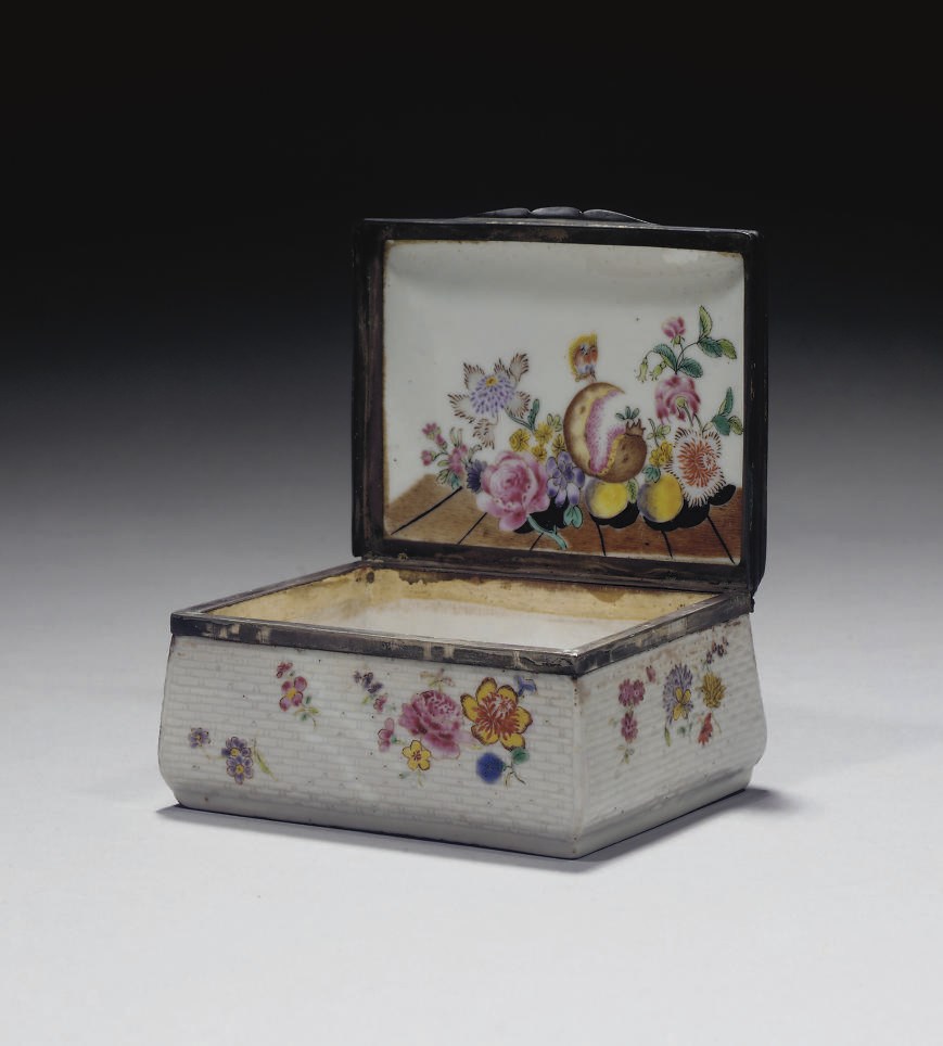 BOITE A PRISER ET SON COUVERCLE EN PORCELAINE CHINOISE DU XVIIIEME SIECLE, A MONTURE EN ARGENT EUROPEENNE