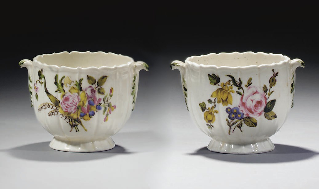 PAIRE DE RAFRAICHISSOIRS A VERRE EN PORCELAINE TENDRE FRANCAISE DE LA FIN DU XVIIIEME SIECLE, PEUT-ETRE BOURG-LA-REINE