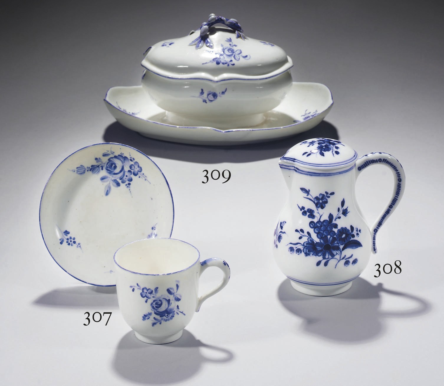 POT A LAIT ET SON COUVERCLE EN PORCELAINE TENDRE DE MENNECY DU XVIIIEME SIECLE