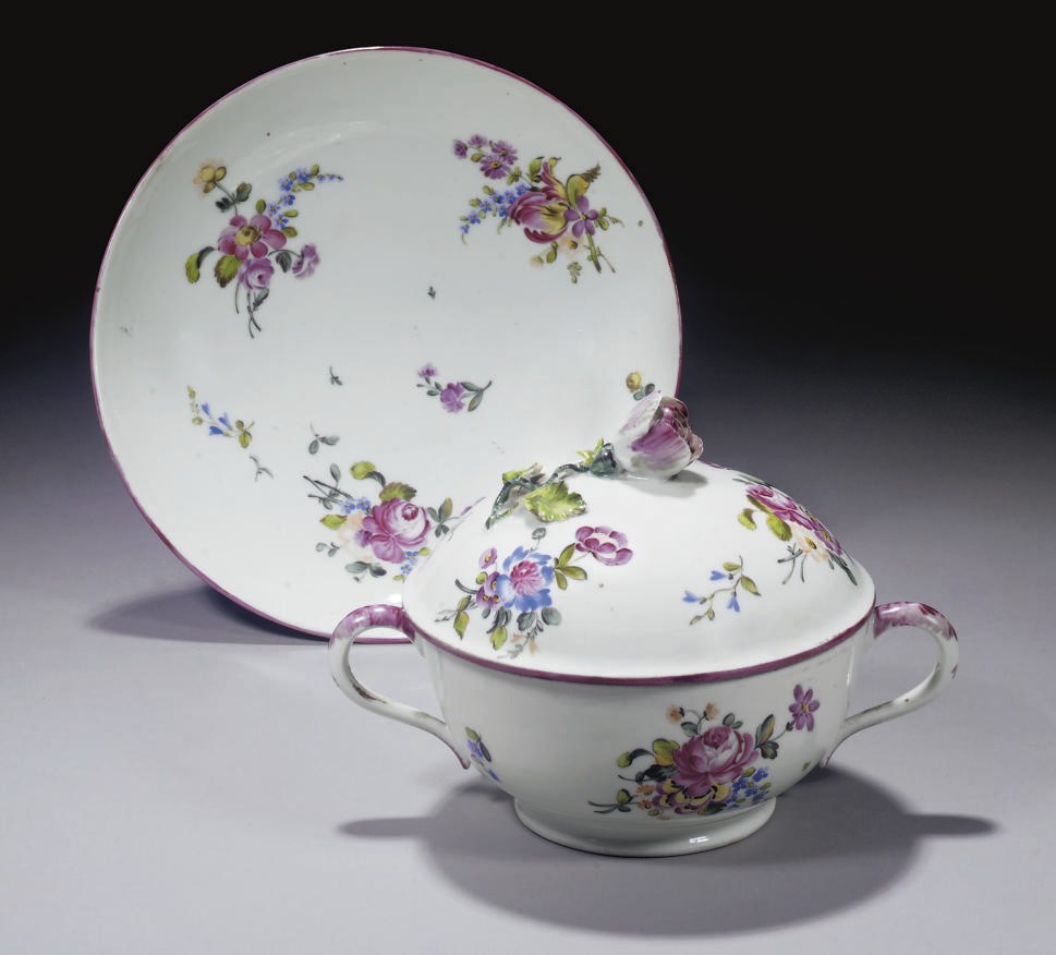 ECUELLE, SON COUVERCLE ET SON PRESENTOIR EN PORCELAINE DE PARIS (SAMSON) DE LA FIN DU XIXEME SIECLE