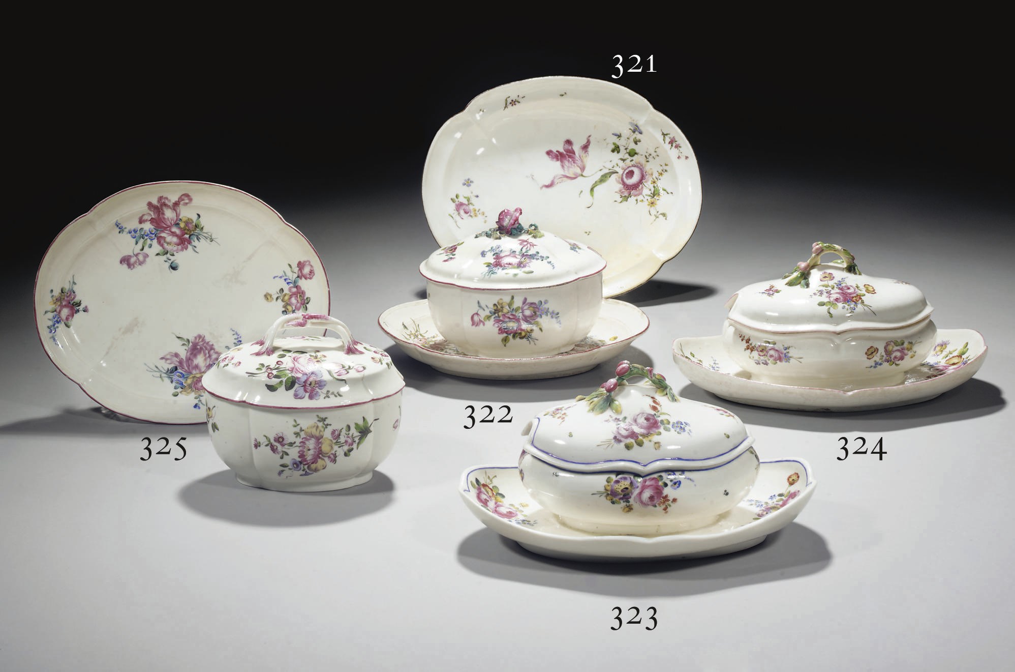 SUCRIER, SON COUVERCLE ET SON PLATEAU EN PORCELAINE TENDRE DE MENNECY DU XVIIIEME SIECLE