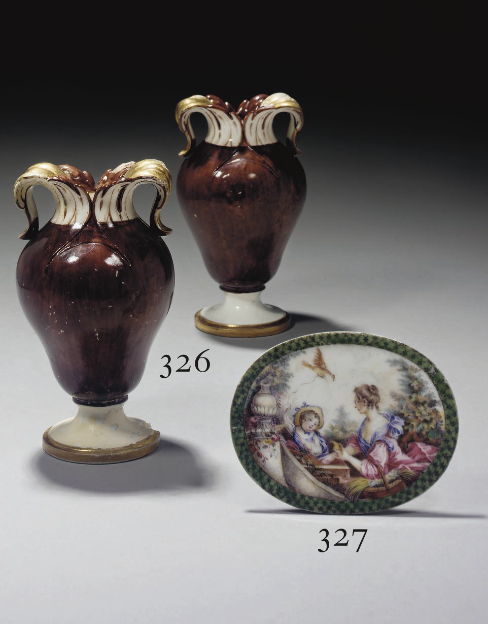 PAIRE DE PETITS VASES EN PORCELAINE TENDRE DE MENNECY DU XVIIIEME SIECLE