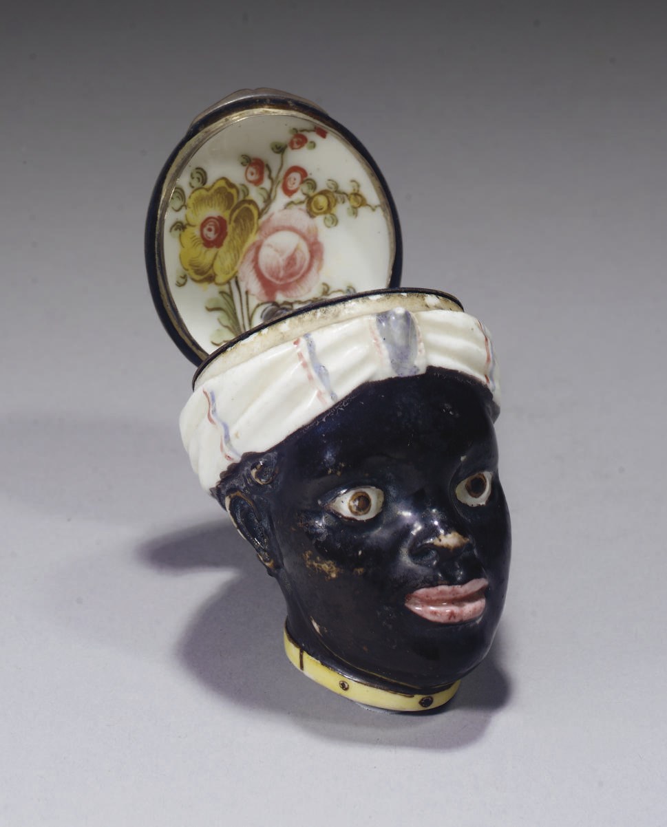 BOITE A PRISER ANTHROPOMORPHE ET SON COUVERCLE EN PORCELAINE TENDRE DE MENNECY A MONTURE EN ARGENT DU XVIIIEME SIECLE