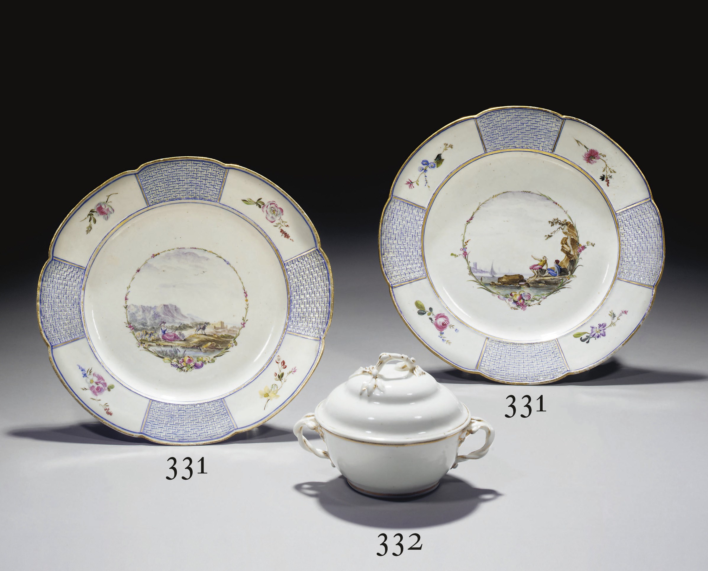 PAIRE D'ASSIETTES EN PORCELAINE TENDRE DE MENNECY DU XVIIIEME SIECLE