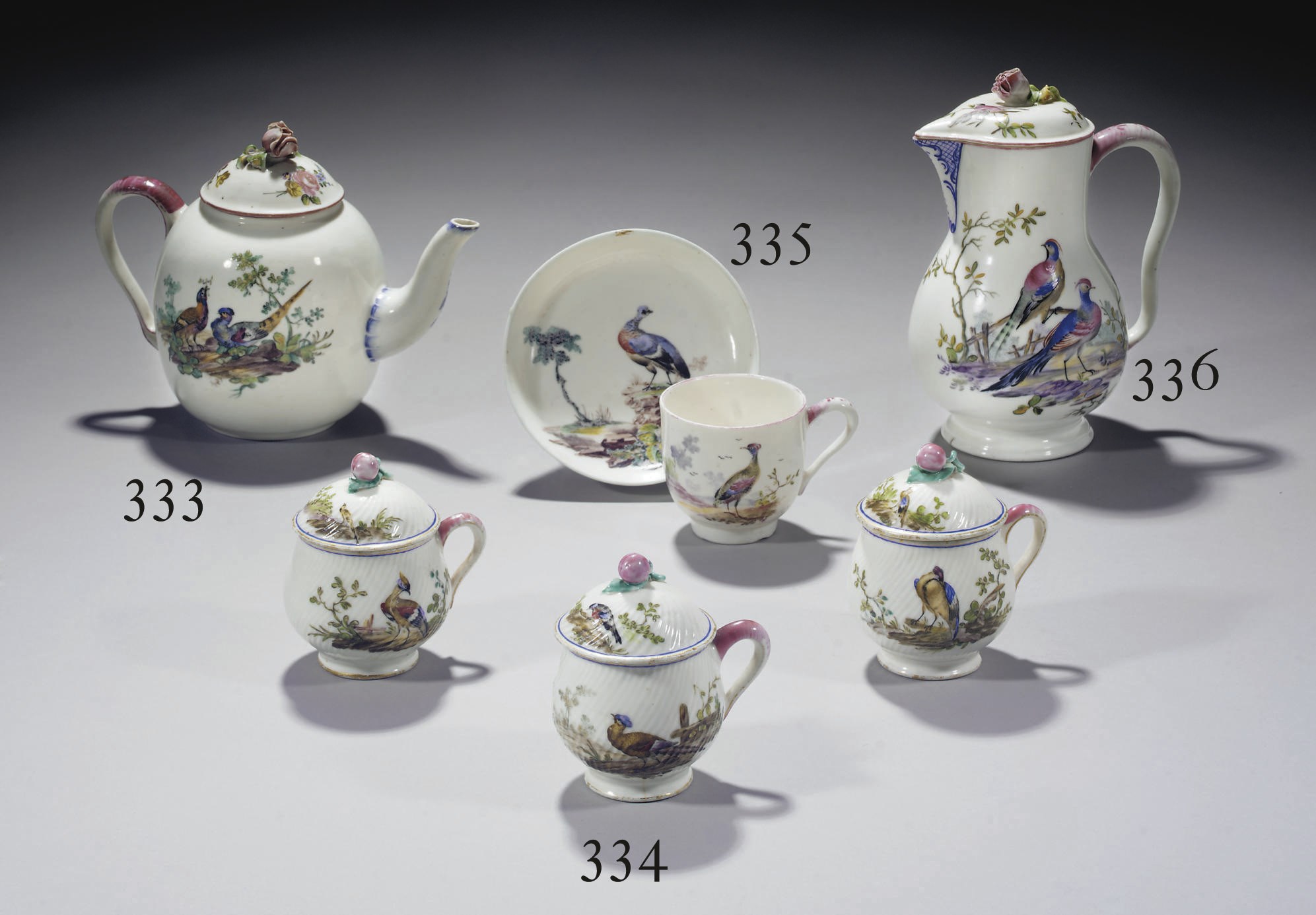 TROIS POTS A CREME ET LEUR COUVERCLE EN PORCELAINE TENDRE DE MENNECY DU XVIIIEME SIECLE