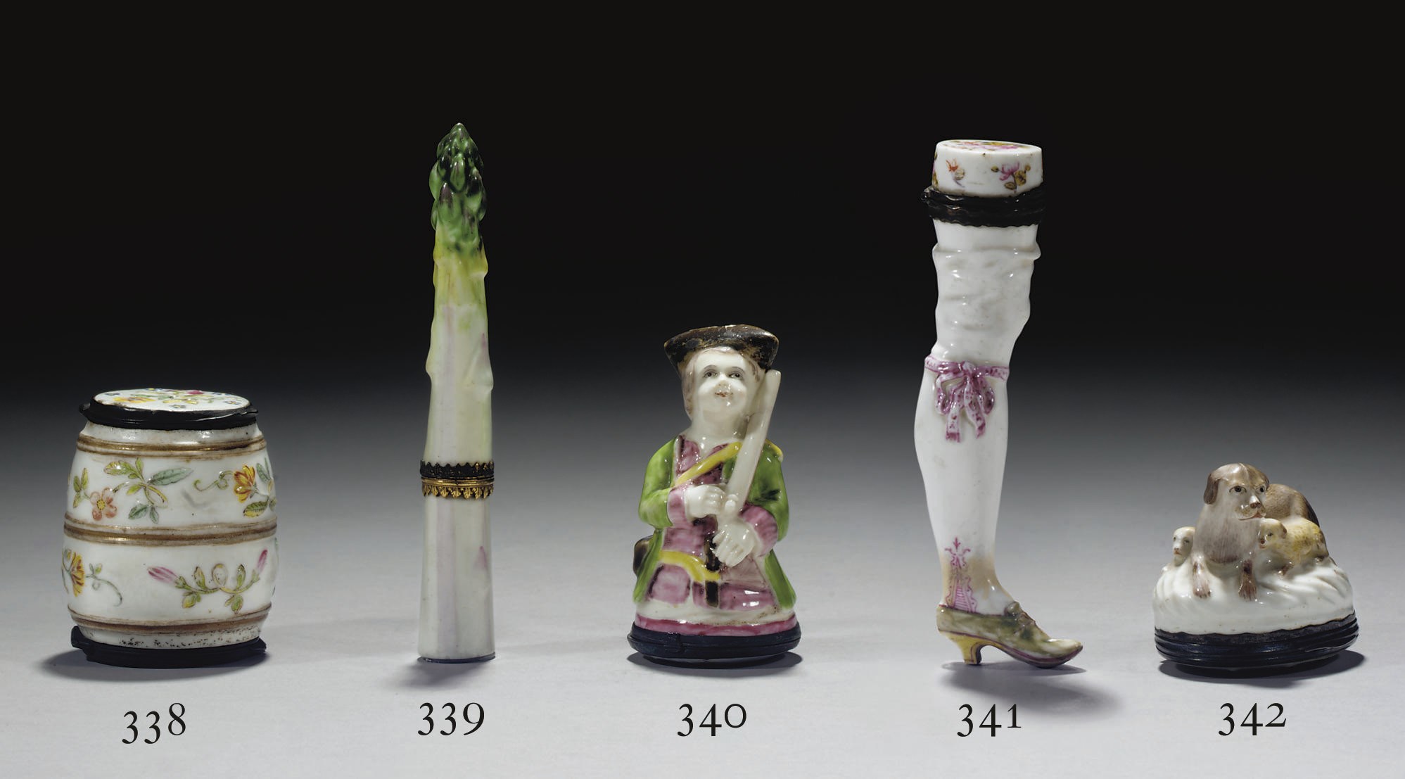 BOITE A PRISER ANTHROPOMORPHE ET SON COUVERCLE EN PORCELAINE TENDRE DE MENNECY DU XVIIIEME SIECLE, A MONTURE EN VERMEIL