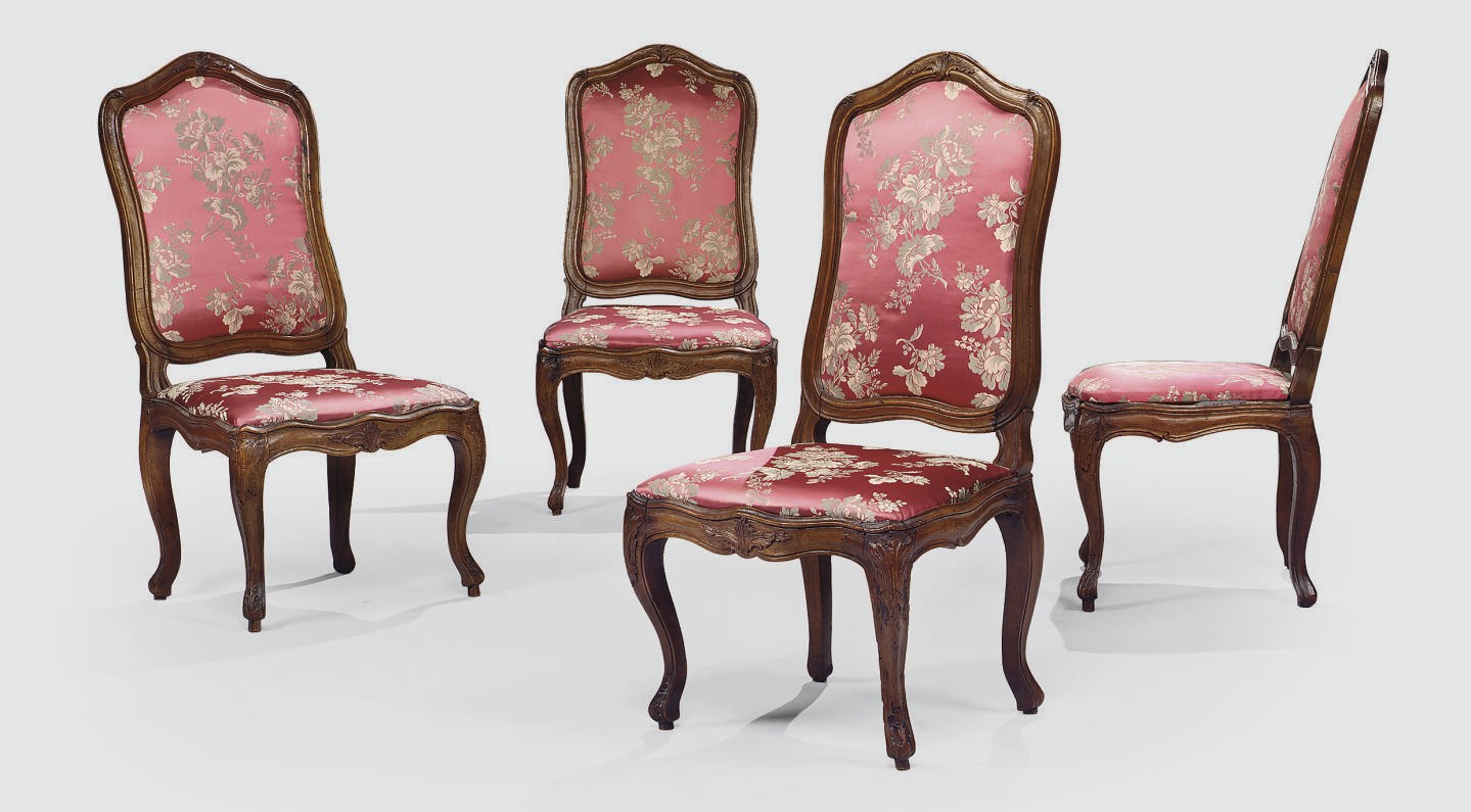 SUITE DE QUATRE CHAISES A LA REINE A CHASSIS D'EPOQUE LOUIS XV