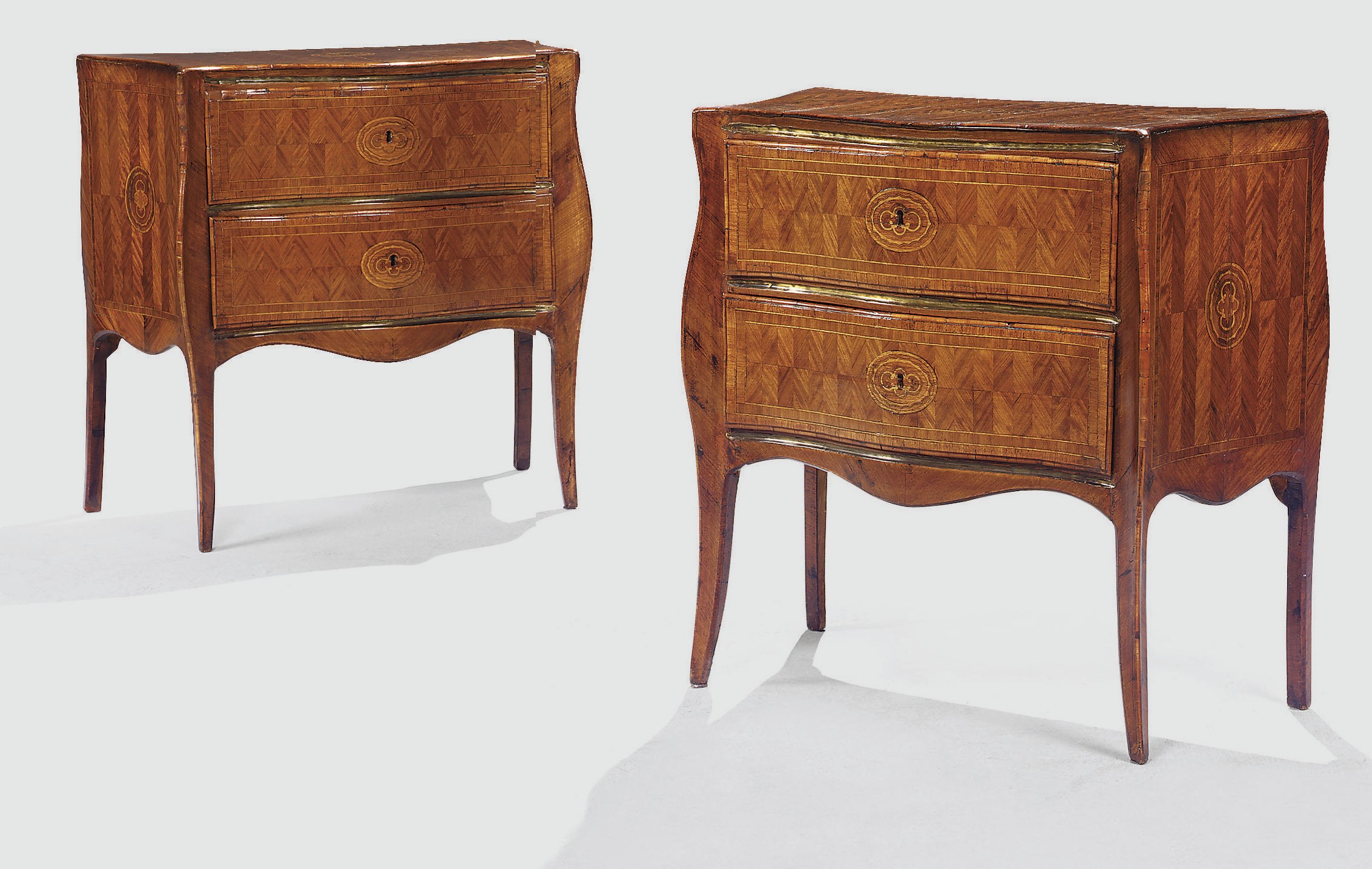 PAIRE DE COMMODES ITALIENNES DU MILIEU DU XVIIIEME SIECLE