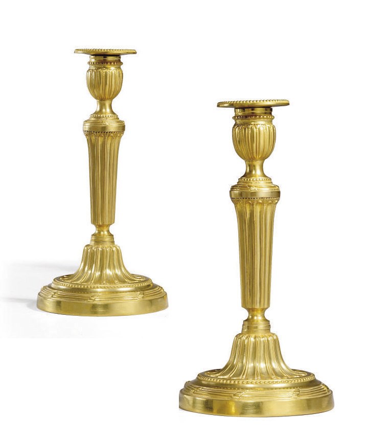 PAIRE DE BOUGEOIRS DE STYLE NEOCLASSIQUE