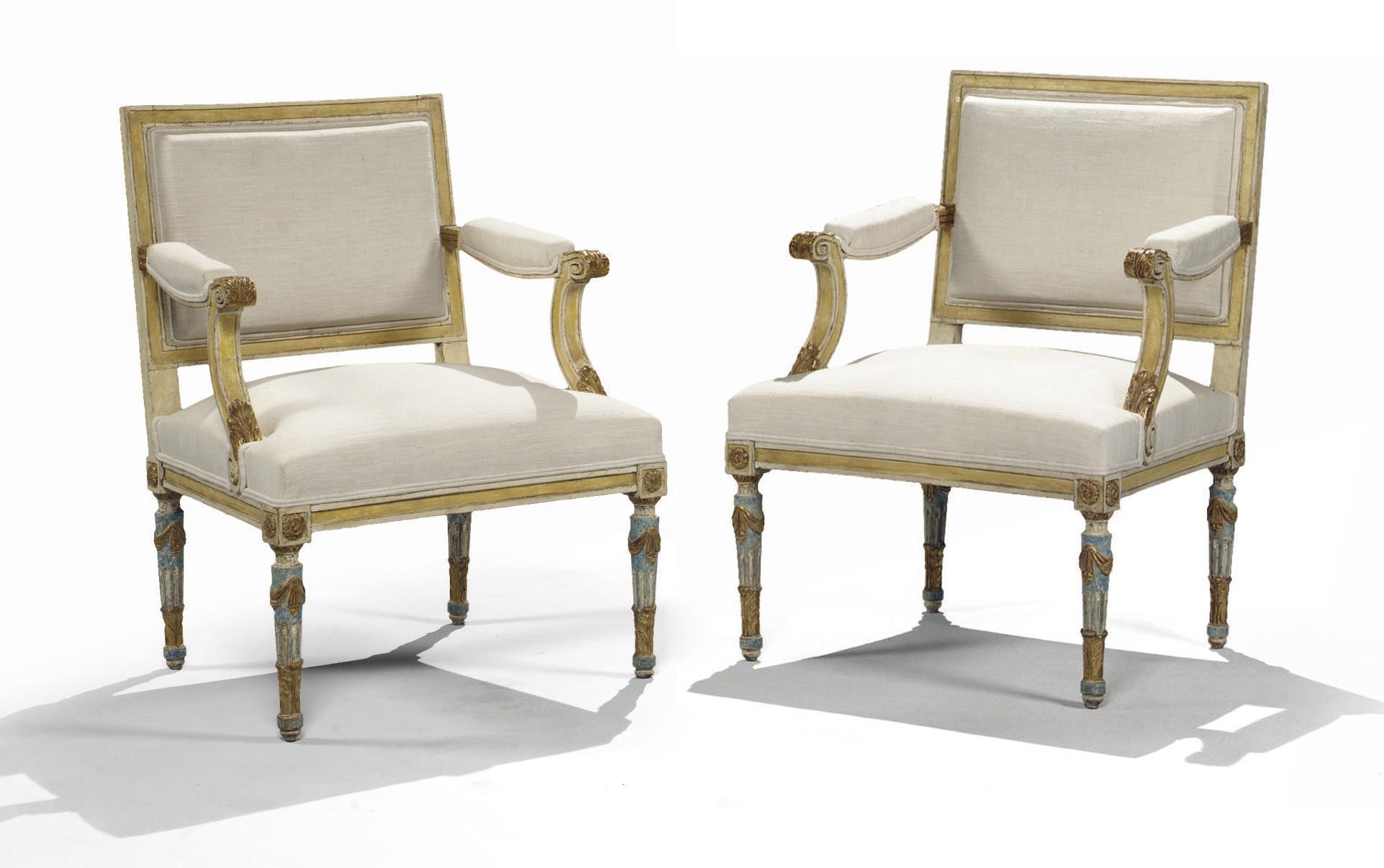 PAIRE DE FAUTEUILS A LA REINE DE STYLE NEOCLASSIQUE