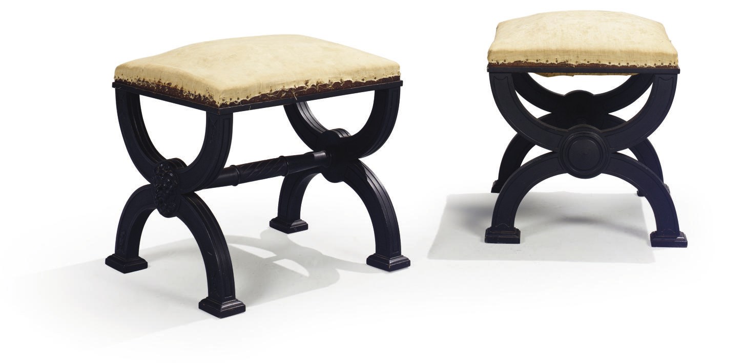 PAIRE DE TABOURETS CURULES DE STYLE NEOCLASSIQUE