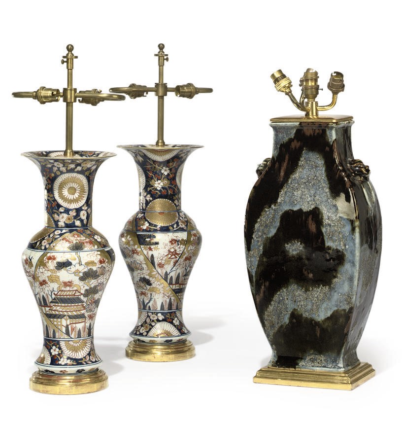 A CHINESE PORCELAIN VASE