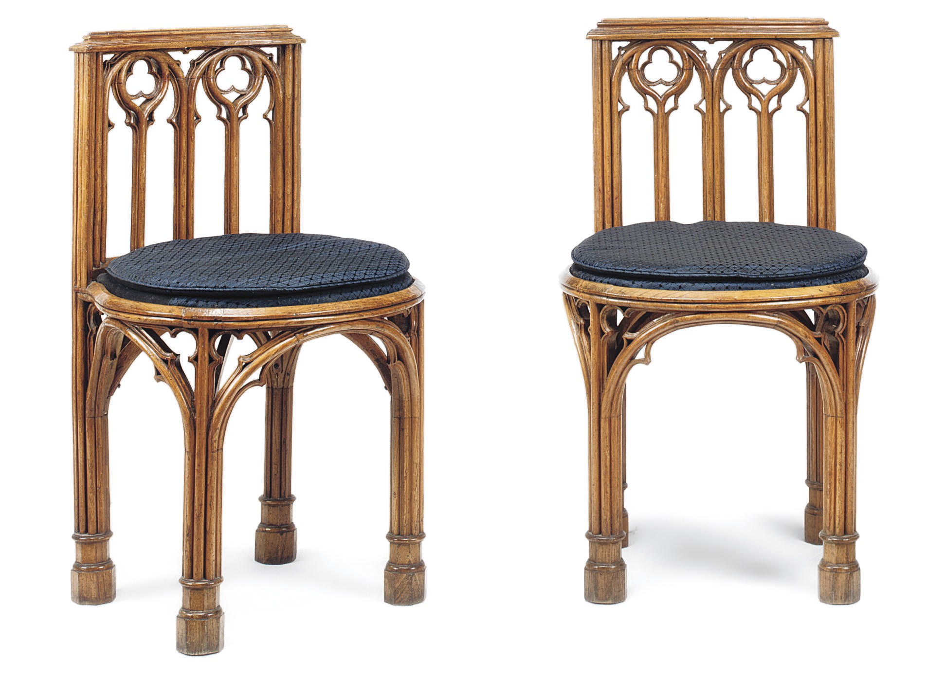 A PAIR OF GEORGE IV GOTHIC ELM SIDE CHAIRS