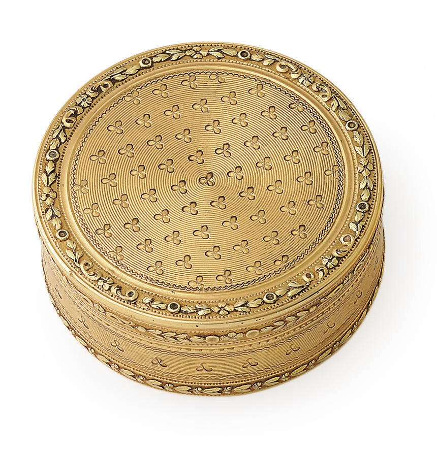 A FRENCH TWO-COLOR GOLD BONBONNIERE