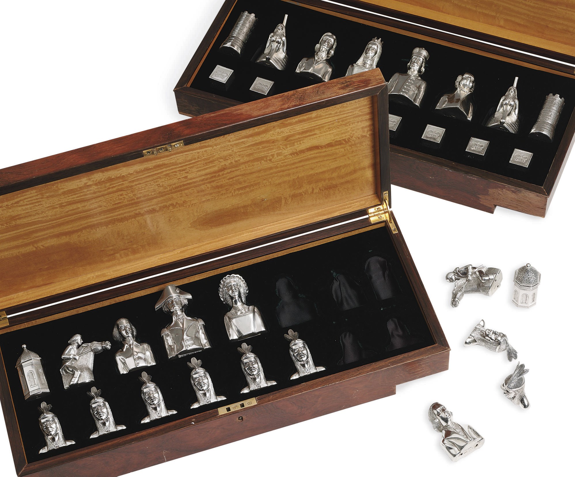 AN ELIZABETH II NOVELTY SILVER CHESS SET OF AMERICAN REVOLUTIONARY THEME