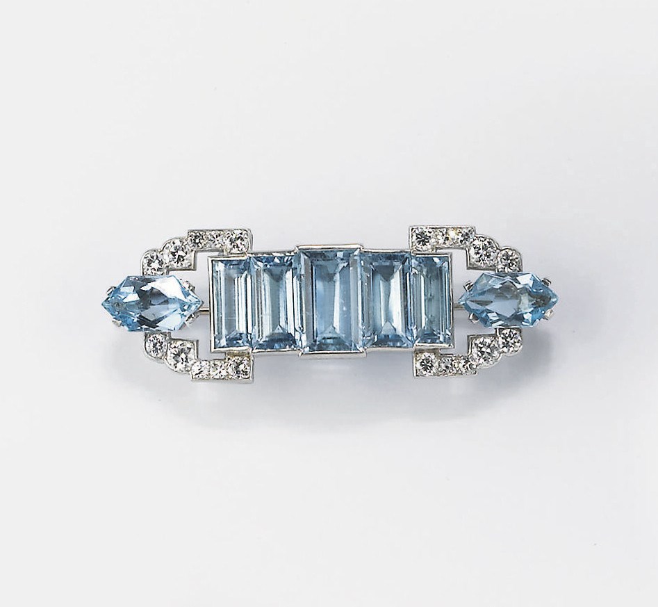 SPILLA ART DECO CON ACQUAMARINE E DIAMANTI, FIRMATA CARTIER LONDON