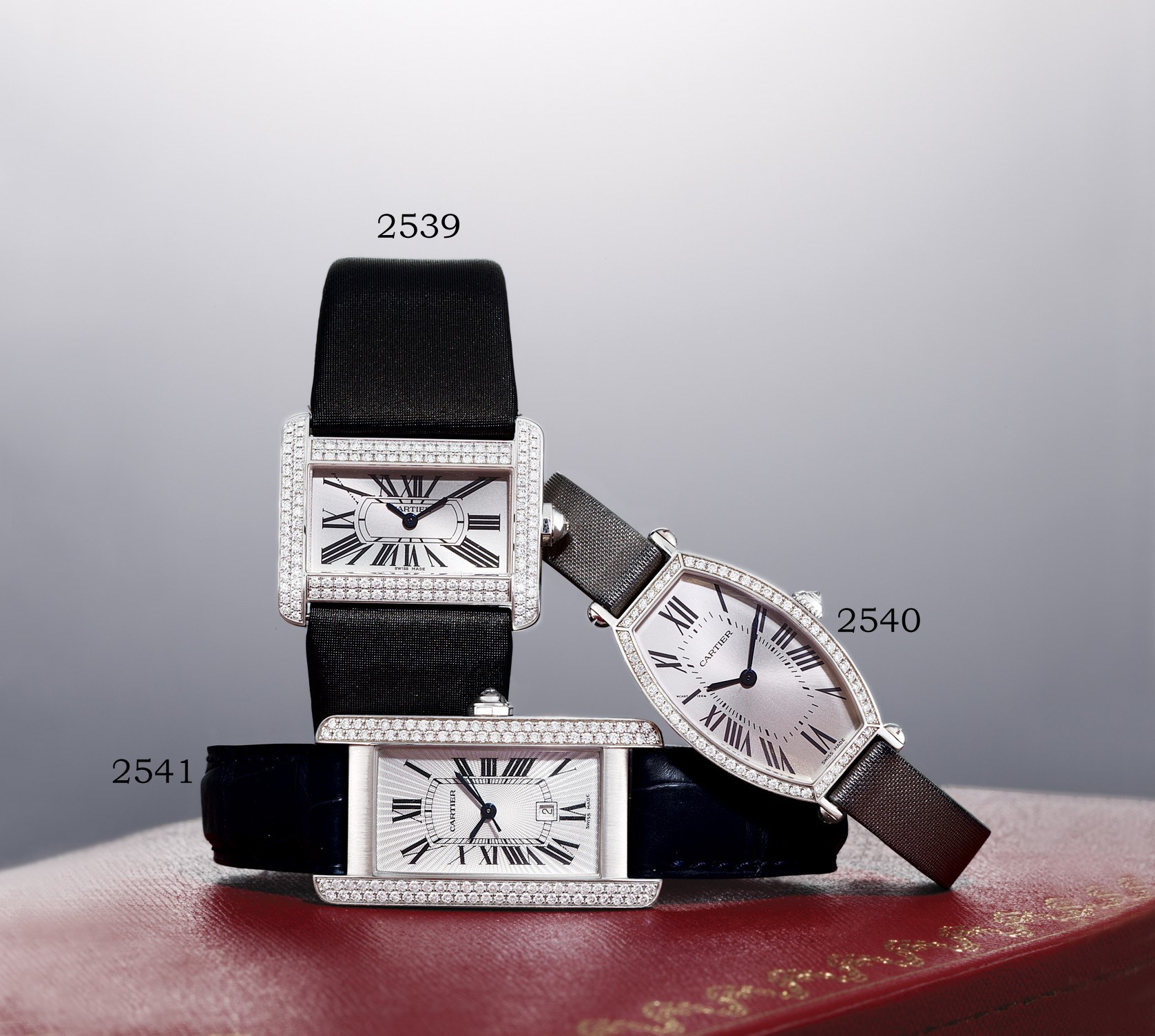 CARTIER, MID SIZE "TANK AMÉRICAINE"

18K WHITE GOLD AND DIAMOND-SET SELF-WINDING WRISTWATCH WITH SWEEP SECONDS AND DATE DISPLAY
