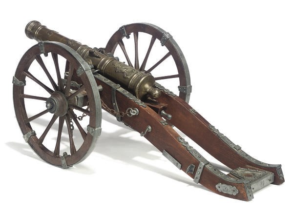 A BRASS, OAK AND METAL ALLOY TABLE CANNON