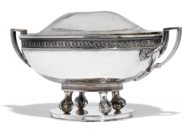 A CONTINENTAL OVAL SILVER SOUP TUREEN AND COVER