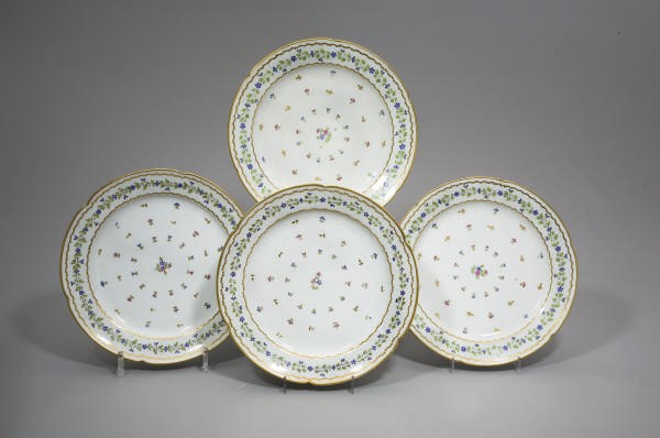 QUATORZE ASSIETTES EN PORCELAINE DE PARIS (MANUFACTURE DE LA REINE) DE LA FIN DU XVIIIEME SIECLE
