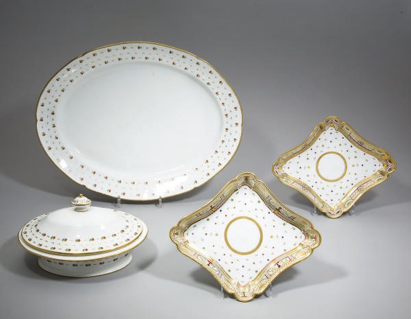 DEUX PLATS OVALES ET UN LEGUMIER ET SON COUVERCLE EN PORCELAINE DE PARIS DU XIXEME SIECLE