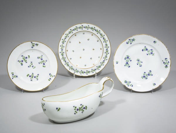 PARTIE DE SERVICE COMPOSITE DE TABLE EN PORCELAINE DE PARIS DU XIXEME SIECLE
