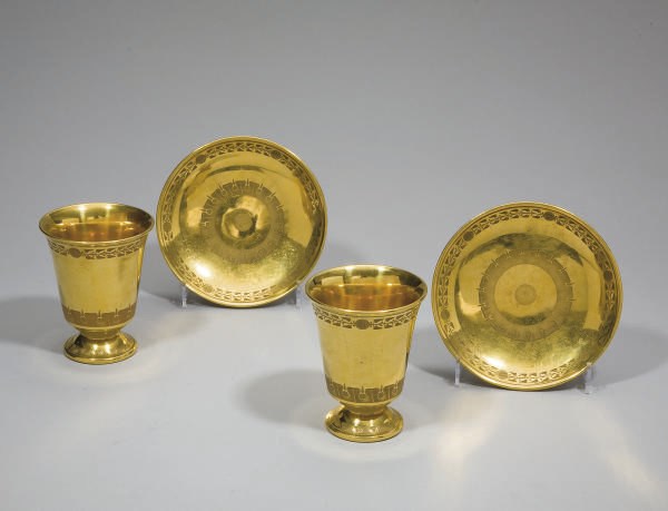 PAIRE DE GOBELETS ET LEUR SOUS-TASSE EN PORCELAINE DE PARIS (DIHL ET GUERHARD) DU XIXEME SIECLE