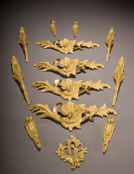 TREIZE BRONZES D'AMEUBLEMENT DE STYLE LOUIS XV