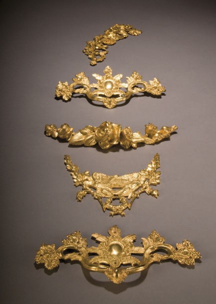 CINQ BRONZES D'AMEUBLEMENT DE STYLE REGENCE, LOUIS XVI ET EMPIRE