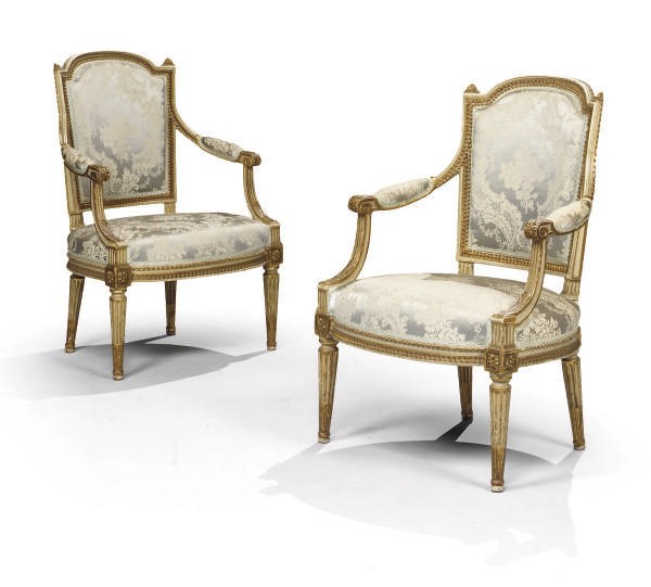 DEUX FAUTEUILS EN CABRIOLET DONT UN D'EPOQUE LOUIS XVI