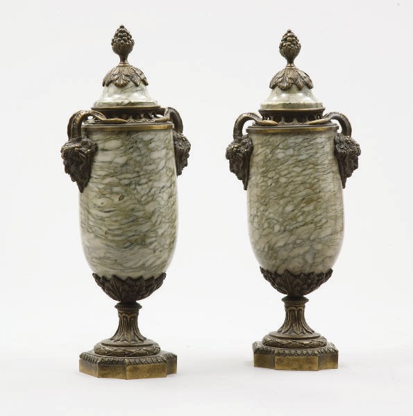 PAIRE DE CASSOLETTES DE STYLE LOUIS XVI