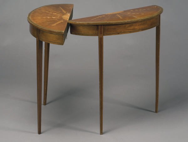 PAIRE DE PETITES CONSOLES DU XIXEME SIECLE