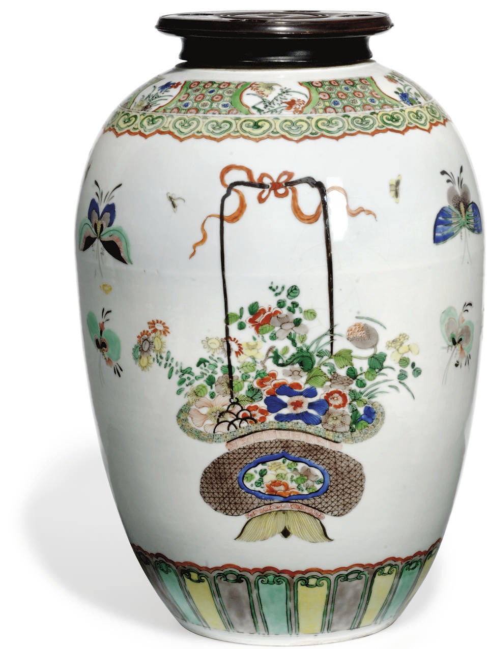 A CHINESE-STYLE LARGE FAMILLE VERTE JAR AND WOOD COVER