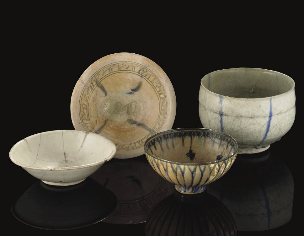 A GROUP OF FOUR BLUE AND WHITE BOWLS, IRAN AND CHINA, 12TH-13TH CENTURY